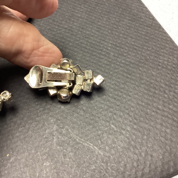 Rhinestone diagonal earrings, vintage clip MOMS COLLECTIONS BLING !!! - Picture 4 of 5